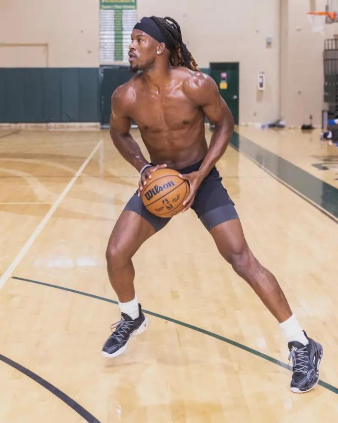 子亮相的举 子亮相的举